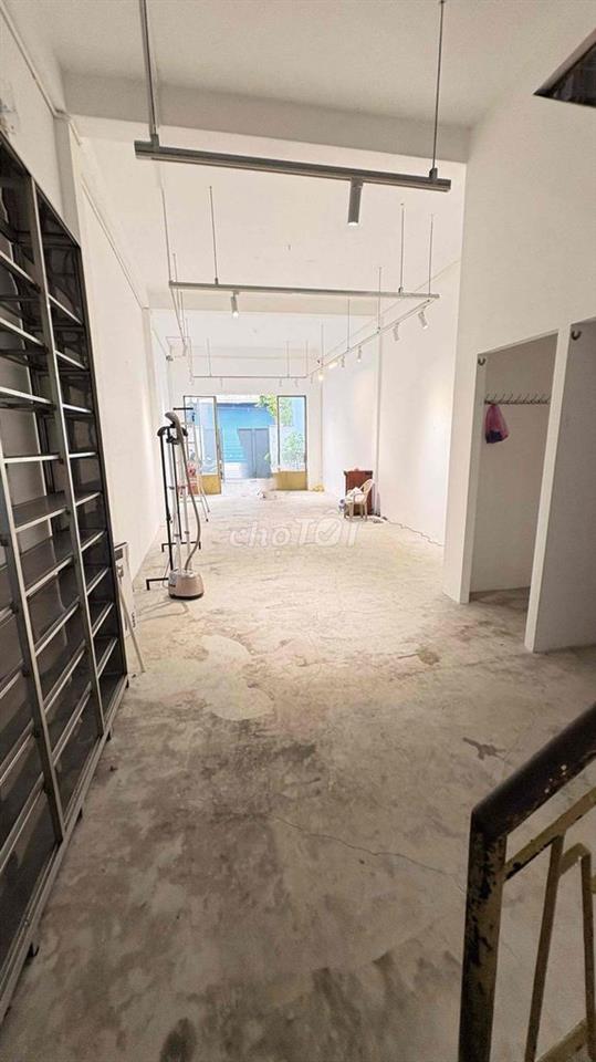 Hẻm 2 xe tải tránh nhau đường lý thường kiệt