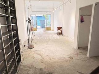 Hẻm 2 xe tải tránh nhau đường lý thường kiệt