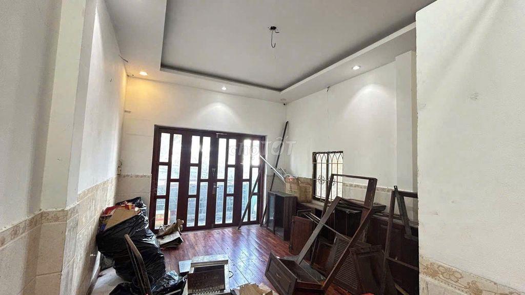 Nguyên căn MTKD đông đúc sáng tối đường Âu Cơ