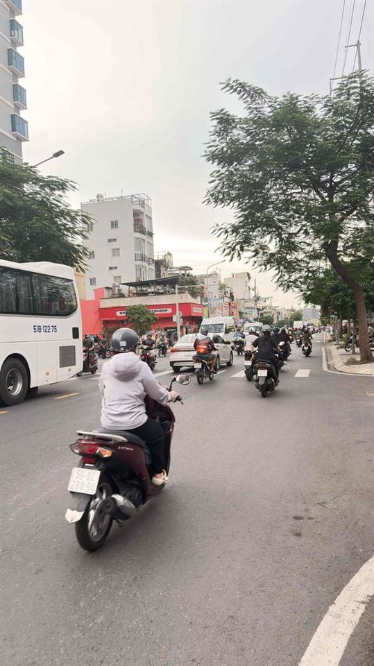 Khu kinh doanh Sầm uất, đường xe tấp nập ngày đêm