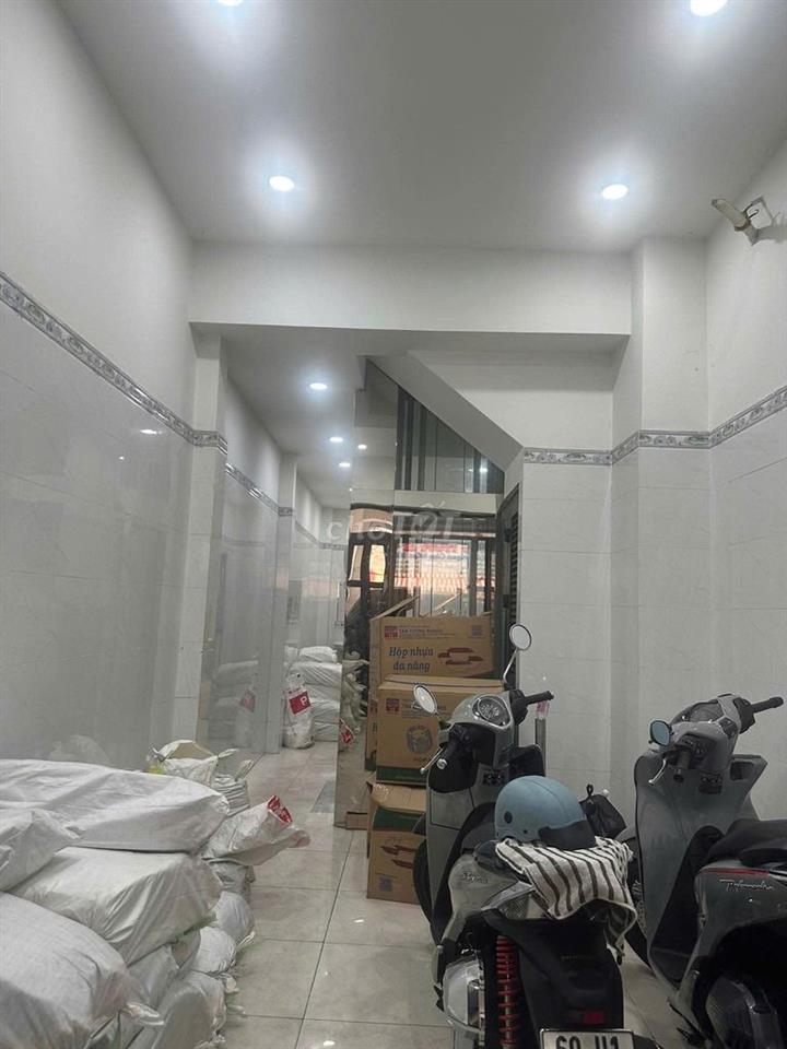 Nhà 1 trệt 5 lầu có thang máy Mặt Tiền đường Âu Cơ
