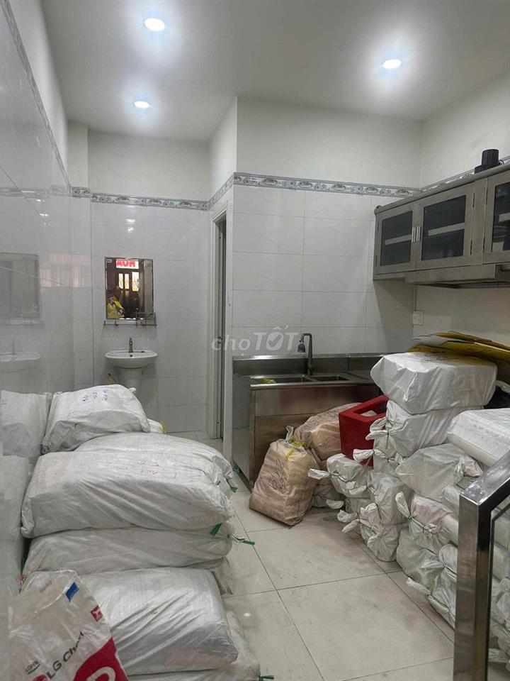 Nhà 1 trệt 5 lầu có thang máy Mặt Tiền đường Âu Cơ