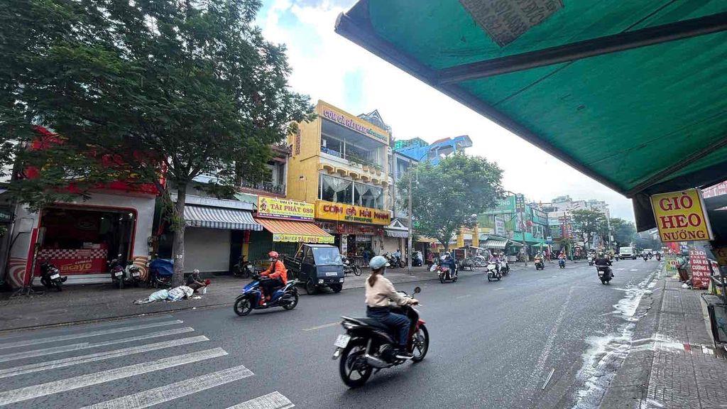 nhà nguyên căn mặt tiền sầm uất q11