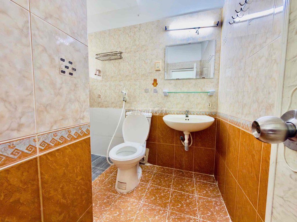 tìm 1 nam ở ghép quận 11 sát đại học ueh ưu tiên sinh viên