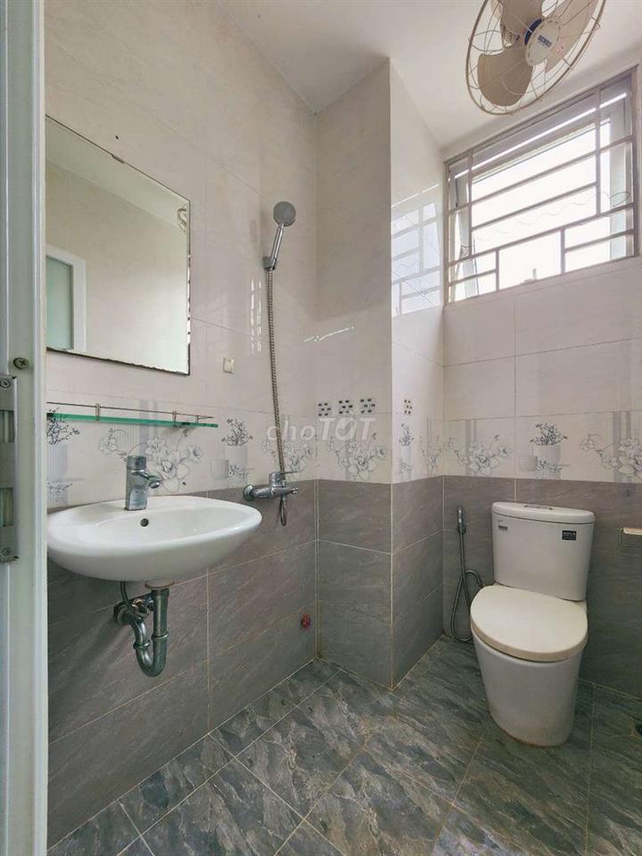Phòng Nguyễn Trọng Tuyển, gần CV Hoàng Văn Thụ