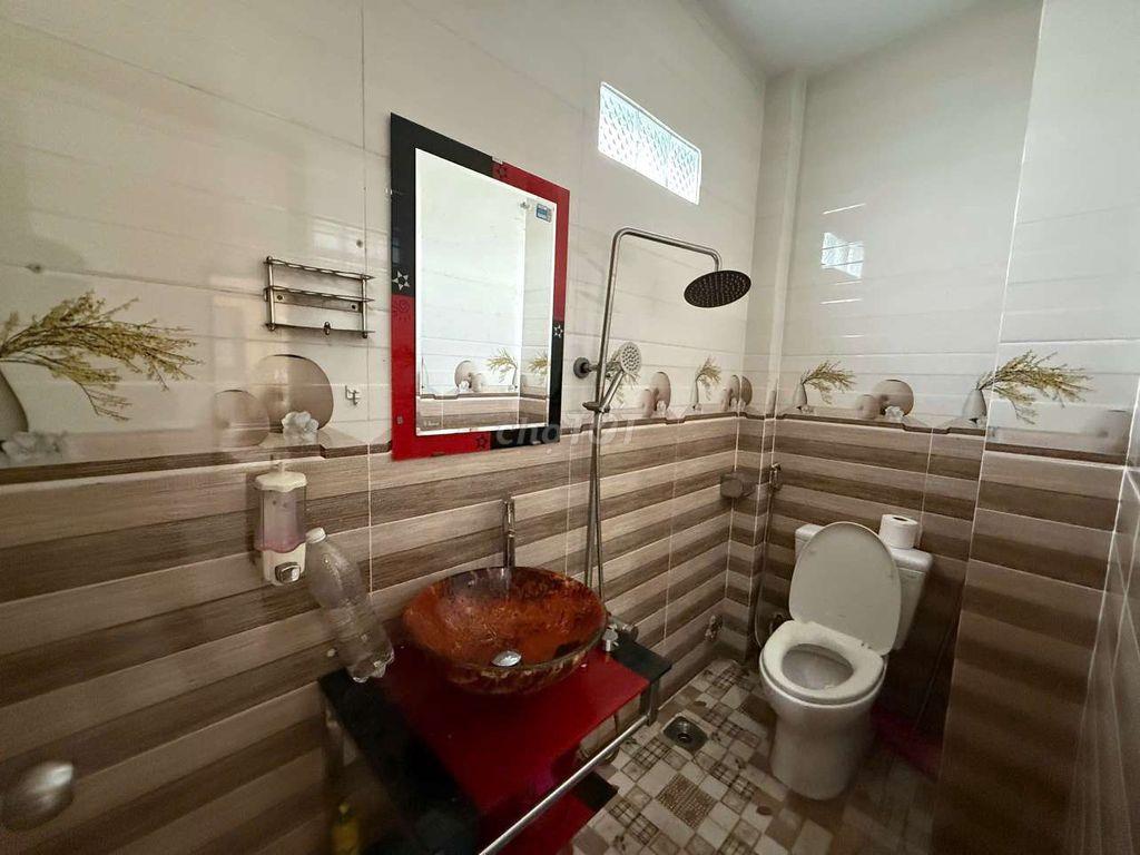 NHÀ CHO THUÊ 1 TRỆT 3 LẦU MT SONG HÀNH, DT 4×20 CÓ 4PN,4WC