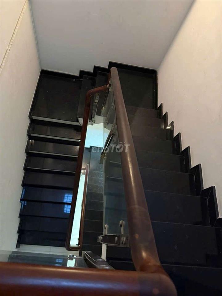 CHO THUÊ NHÀ NGUYÊN CĂN 1 TRỆT 2 LẦU, DT 4×18 CÓ 3PN,4WC. HẺM XE HƠI