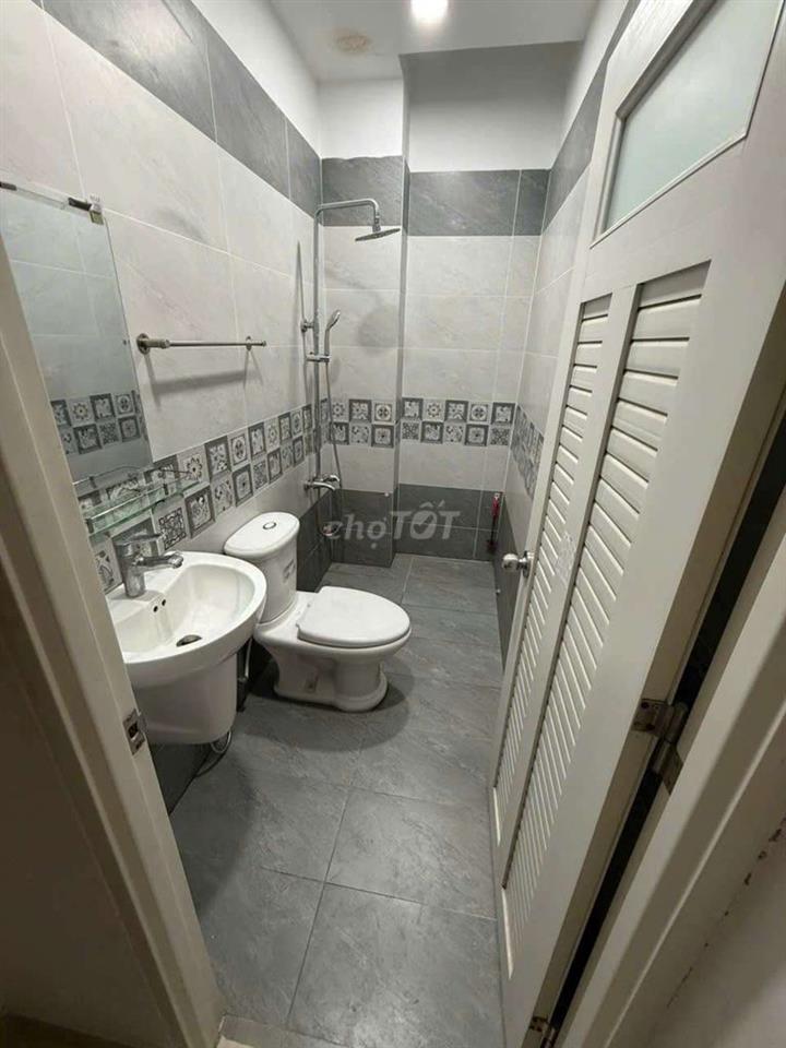 CHO THUÊ NHÀ NGUYÊN CĂN 1 TRỆT 2 LẦU, DT 4×18 CÓ 3PN,4WC. HẺM XE HƠI