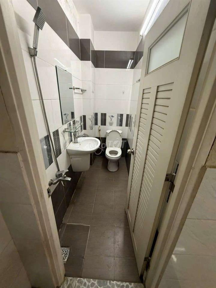 CHO THUÊ NHÀ NGUYÊN CĂN 1 TRỆT 2 LẦU, DT 4×18 CÓ 3PN,4WC. HẺM XE HƠI