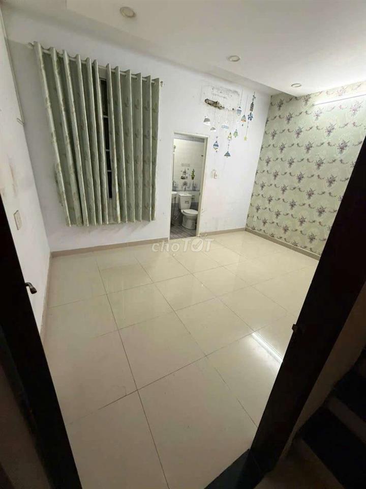 CHO THUÊ NHÀ NGUYÊN CĂN 1 TRỆT 2 LẦU, DT 4×18 CÓ 3PN,4WC. HẺM XE HƠI