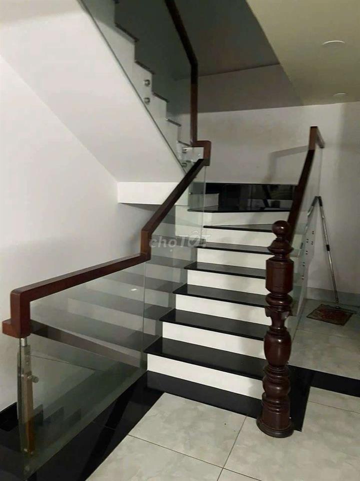 CHO THUÊ NHÀ 1 TRỆT 2 LẦU, DT 5×12 CÓ 4PN,4WC. XE HƠI NGỦ TRONG NHÀ