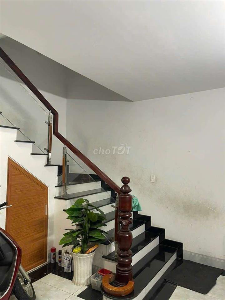 CHO THUÊ NHÀ 1 TRỆT 2 LẦU, DT 5×12 CÓ 4PN,4WC. XE HƠI NGỦ TRONG NHÀ