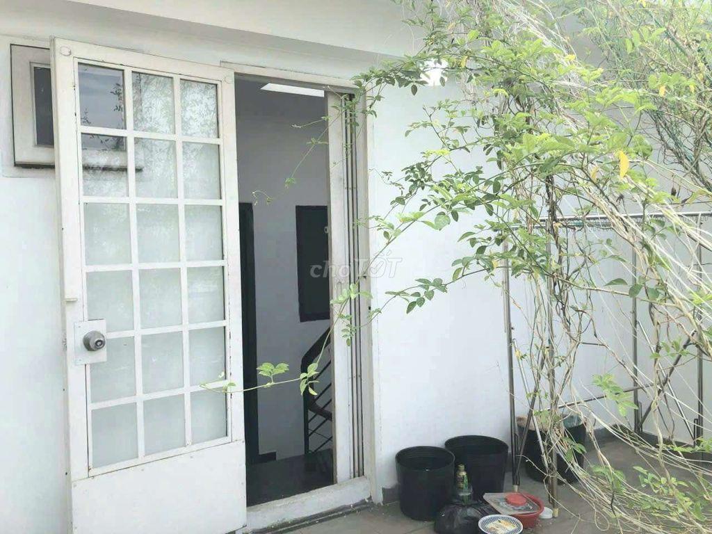 CHO THUÊ NHÀ MẶT TIỀN TRƯỜNG CHINH. 1 TRỆT 2 LẦU, SÂN THƯỢNG. CÓ 5PN