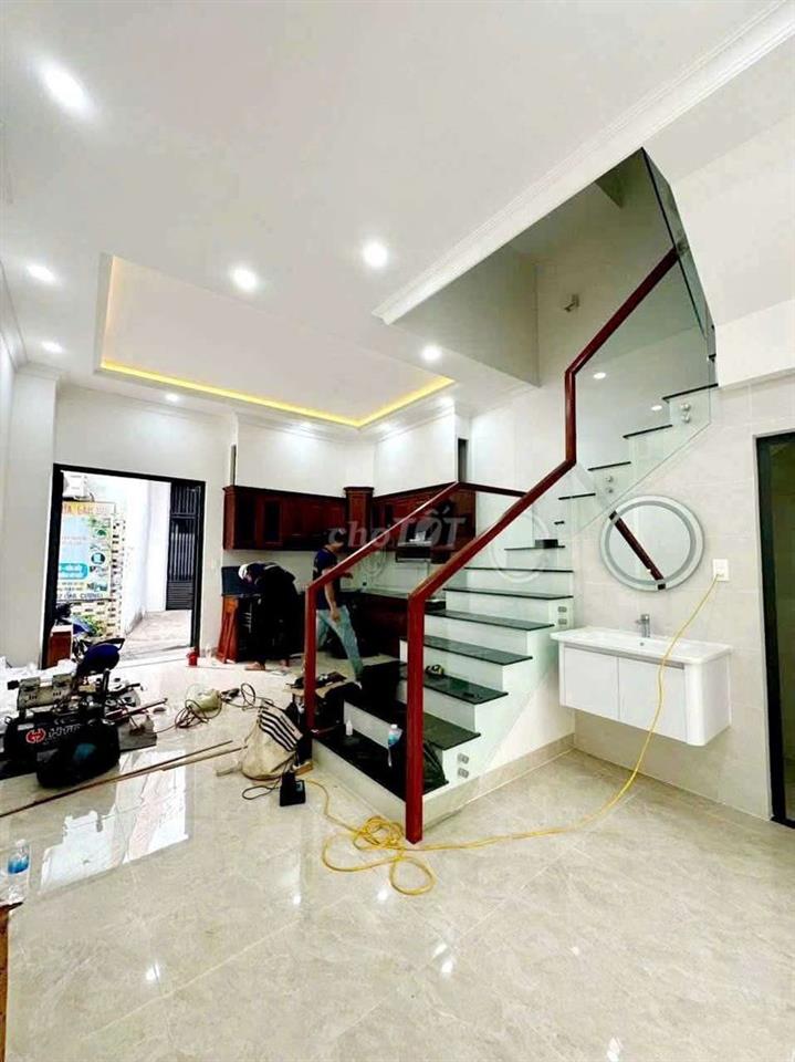 CHO THUÊ NHÀ MỚI 100% MẶT TIỀN ĐƯỜNG. 1 TRỆT 3 LẦU SÂN THƯỢNG, 4PN