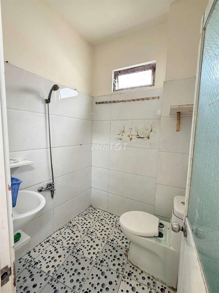 CHO THUÊ NHÀ NGAY CHỢ ĐÔNG QUANG. 1 TRỆT 2 LẦU, DT 7×8 CÓ 4PN, 3WC