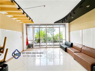 Văn phòng 30m view ban công mặt tiền Lê Thị Riêng