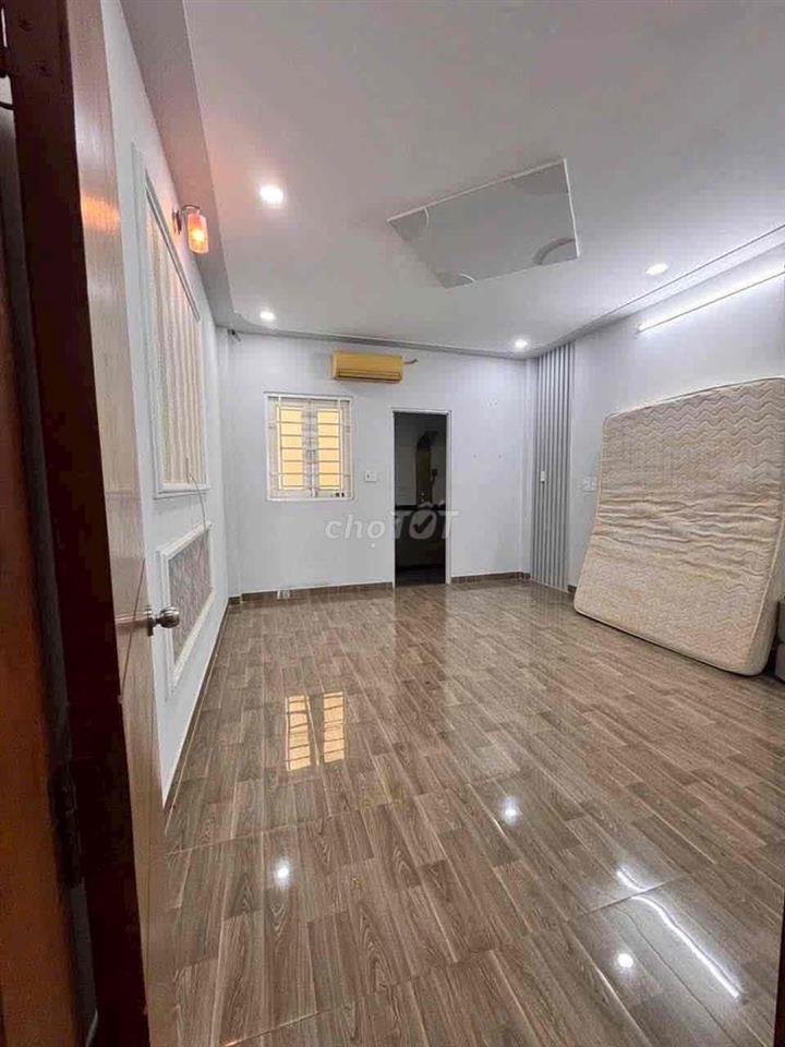 Nhà 2 lầu 4x18 hẻm xe hơi thông thoáng đường Lê Văn Khương