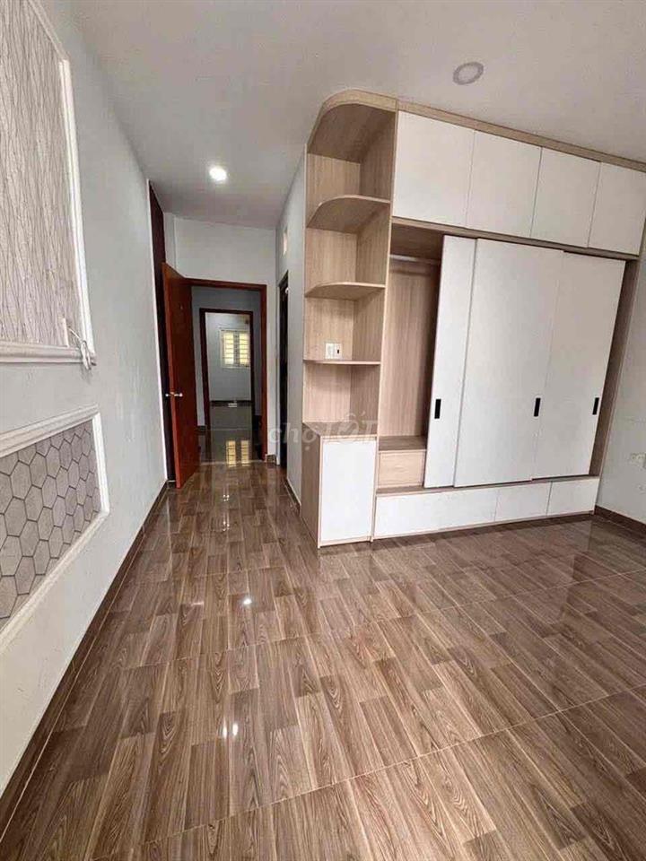 Nhà 2 lầu 4x18 hẻm xe hơi thông thoáng đường Lê Văn Khương