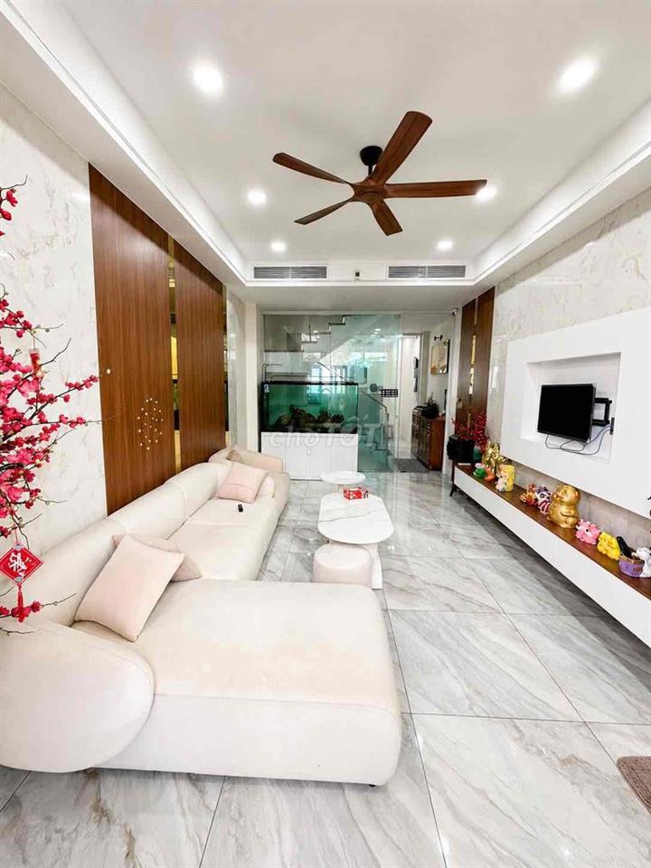 Nhà 4 lầu 4x20 mặt tiền đường full nội thất gần trường họv