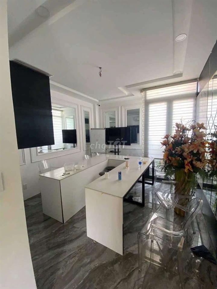 Siêu Phẩm 4m x 22m. Xây 5 Tầng Có Thang Máy Mặt Tiền Nguyễn Thị Xinh