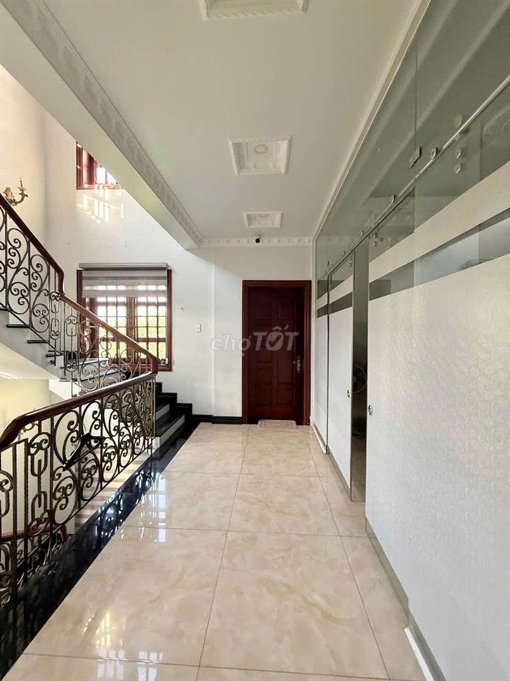 Biệt thự đẹp 10m x 20m.Hầm 3 Lầu Thang Máy View Công Viên Lê Thị Riêng