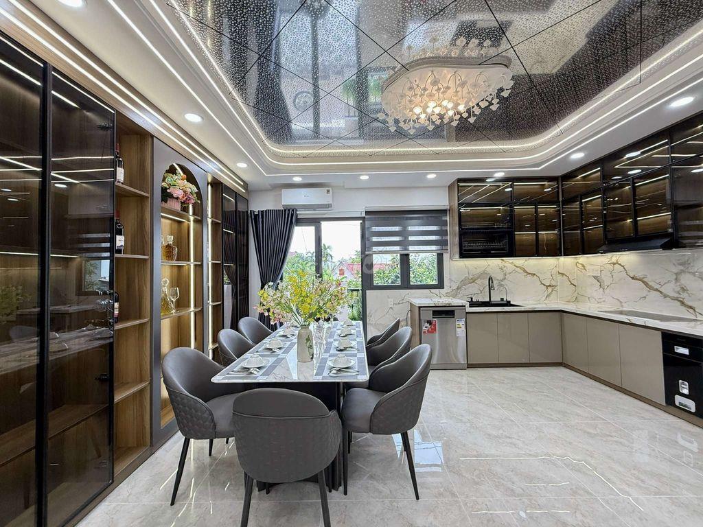 Siêu Phẩm đẹp mê 5,5m x 16m. 4 Tầng Thang Máy Hẻm 8M thông Hà Huy Giáp