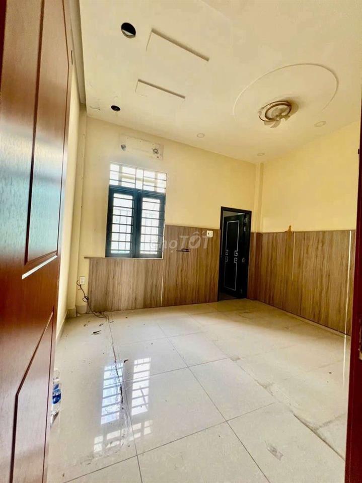 Nhỉnh 5 tỷ Nhà Phố 4mx22m. 3 Tầng Hẻm xe hơi Ngay Cầu Vượt Quang Trung