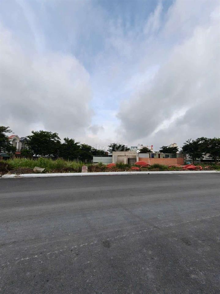 Lô đất 8m x 38m. 300m2 Mặt Tiền Kè Tham Lương Gần Trường Chinh