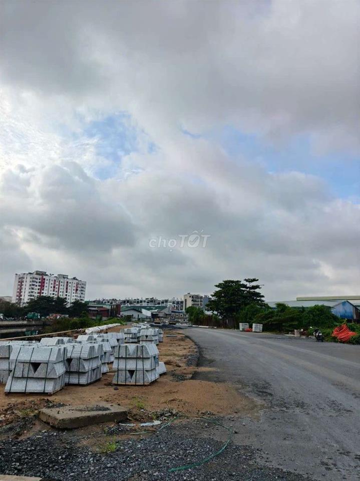 Lô đất 8m x 38m. 300m2 Mặt Tiền Kè Tham Lương Gần Trường Chinh