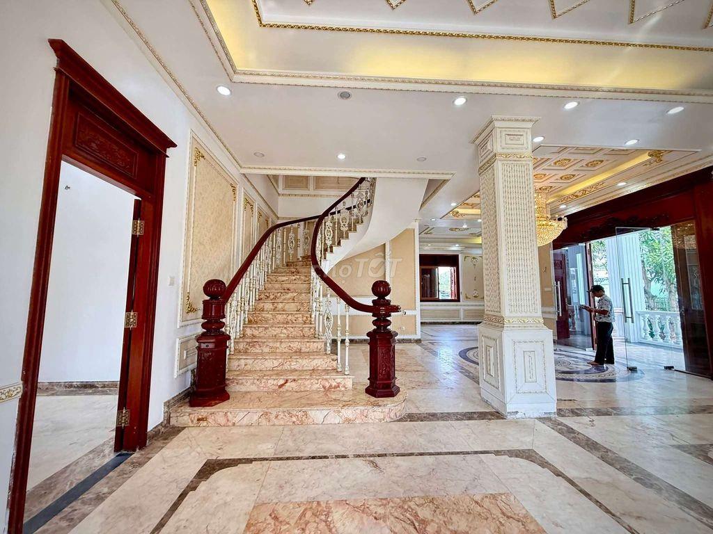 Biệt thự Khủng gần 800m2 3 Tầng Đẳng cấp Gần Ngã Tư Ga