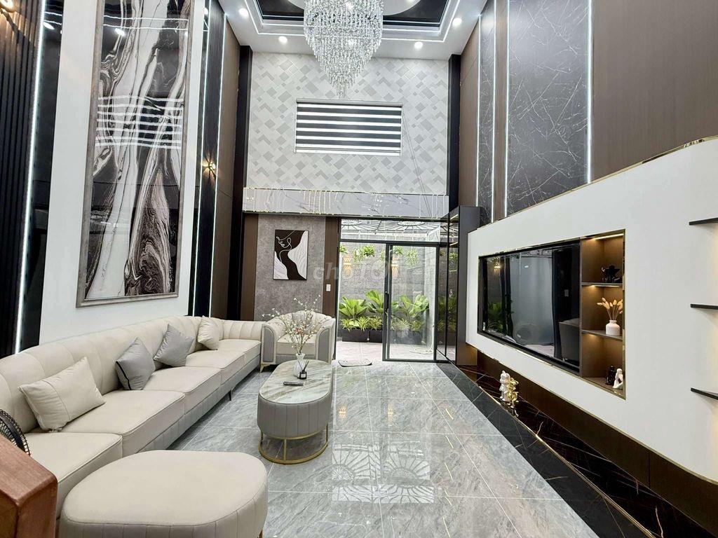 Siêu Phẩm 4 Tầng Có Thang Máy Nguyễn Văn Quá. Ngay Ngã tư Quang Trung