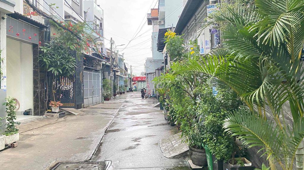 Bán nhà 81m2, đường Huỳnh Thị Hai, 1 lầu, hẻm xe hơi, SHR