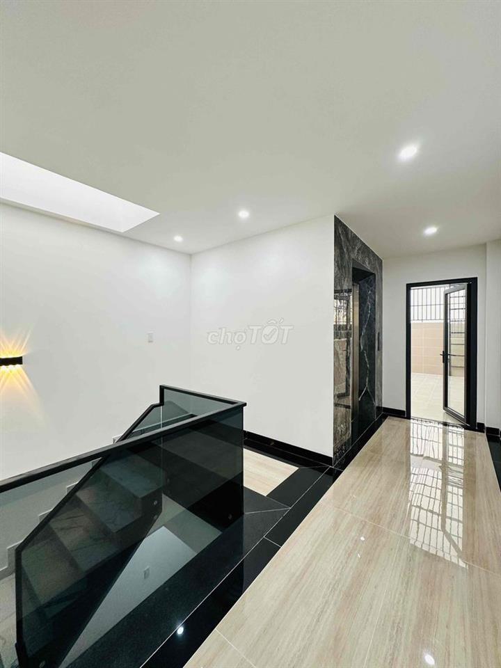 nhà vị trí đẹp 4 x 22 có thang máy, phòng ngủ master cao cấp