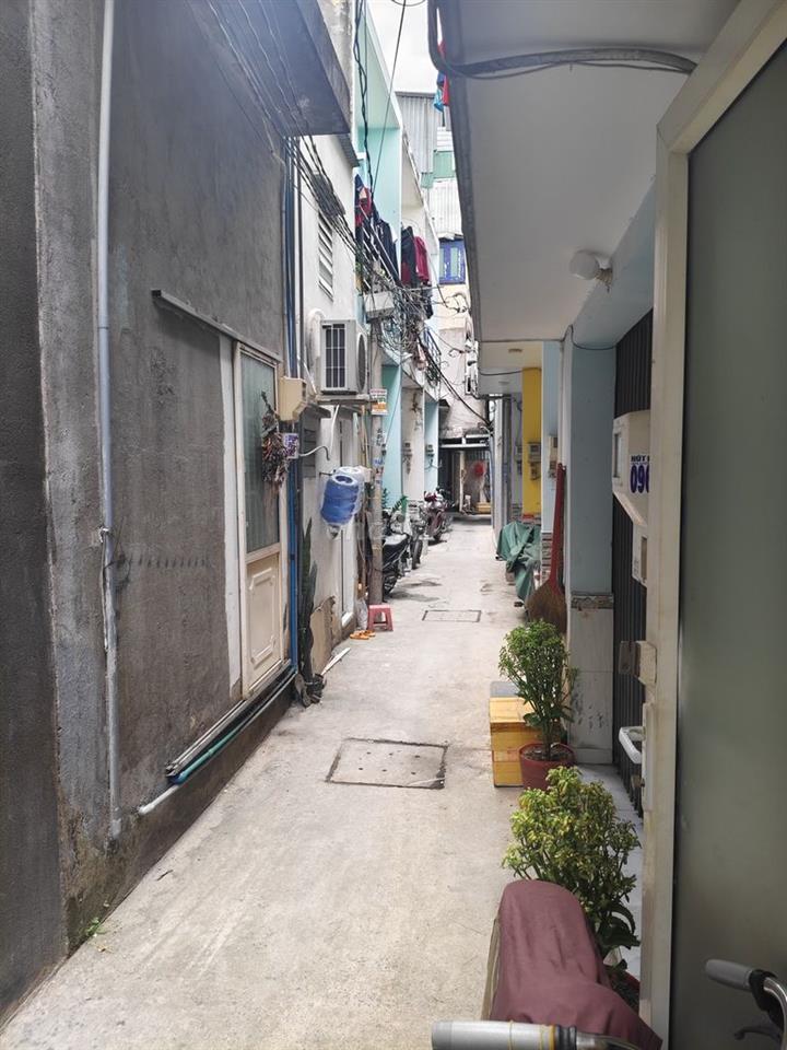 Nhà bán gần ngã tư ga