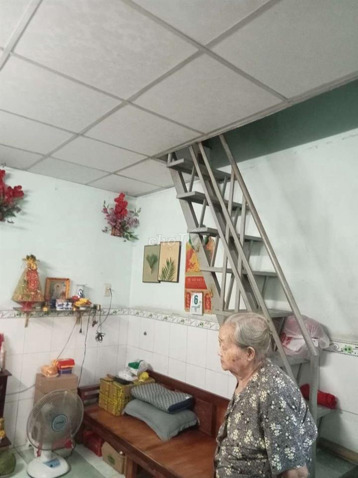 Nhà 3,3x5m hẻm thông trước nhà 2,8 ra 9m là hẻm xe tải