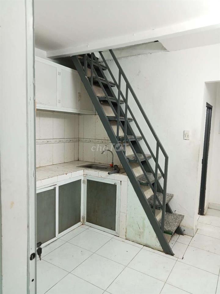 nhà HT 17 xe tải đậu ngay cửa nhà