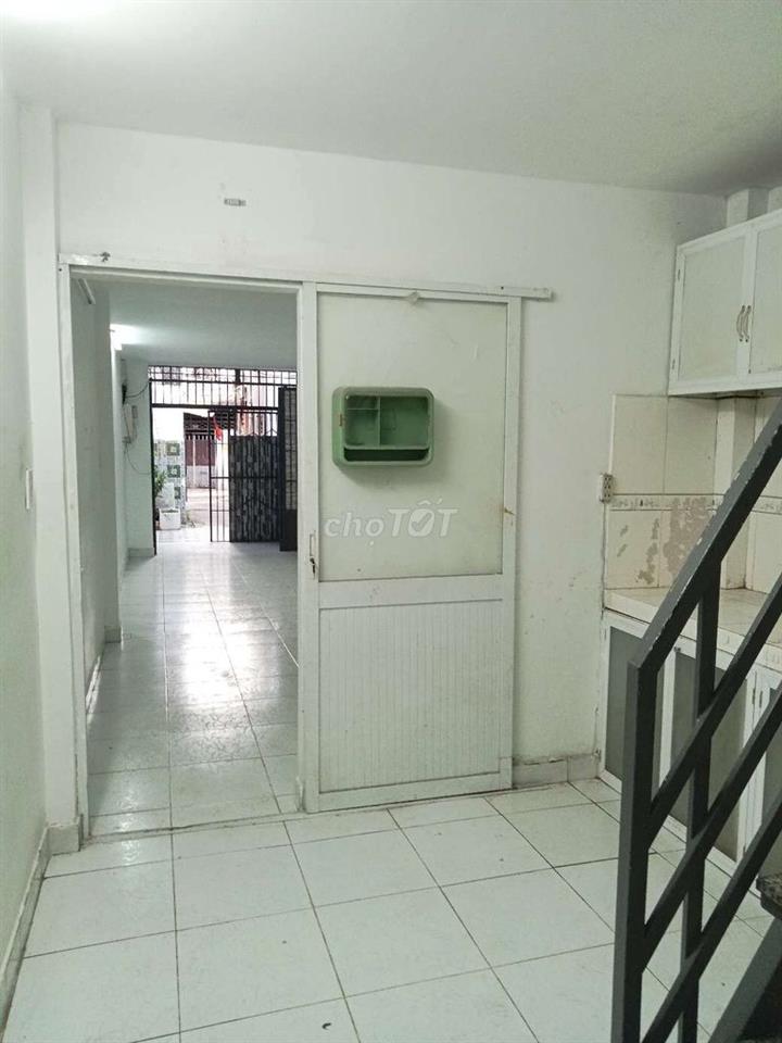 nhà HT 17 xe tải đậu ngay cửa nhà