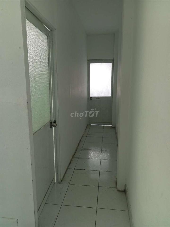 nhà HT 17 xe tải đậu ngay cửa nhà