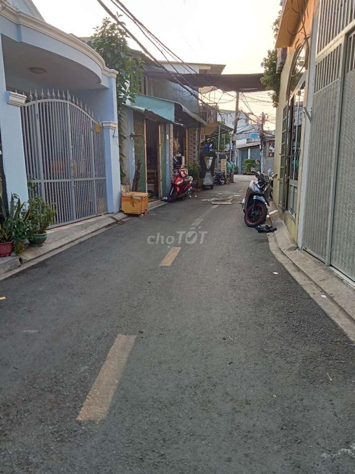 nhà HT 17 xe tải đậu ngay cửa nhà