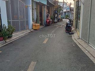 nhà HT 17 xe tải đậu ngay cửa nhà
