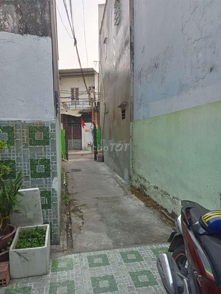 nhà HT 17 xe tải đậu ngay cửa nhà