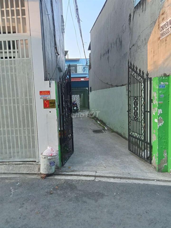 nhà HT 17 xe tải đậu ngay cửa nhà