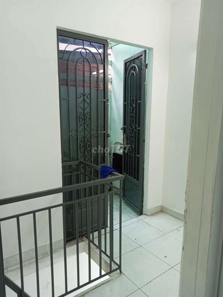nhà HT 17 xe tải đậu ngay cửa nhà
