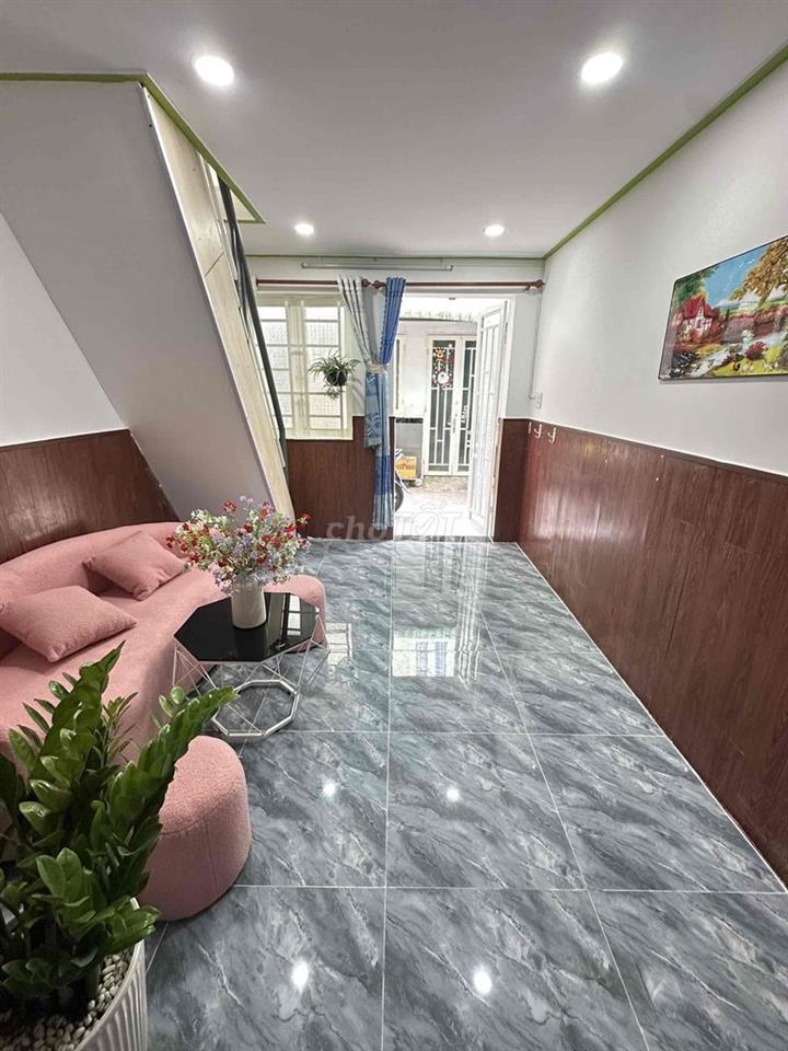 nhà ngay chợ thạnh xuân . hà huy giáp . 1 lầu 2 PN