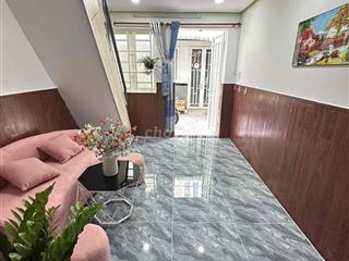 nhà ngay chợ thạnh xuân . hà huy giáp . 1 lầu 2 PN