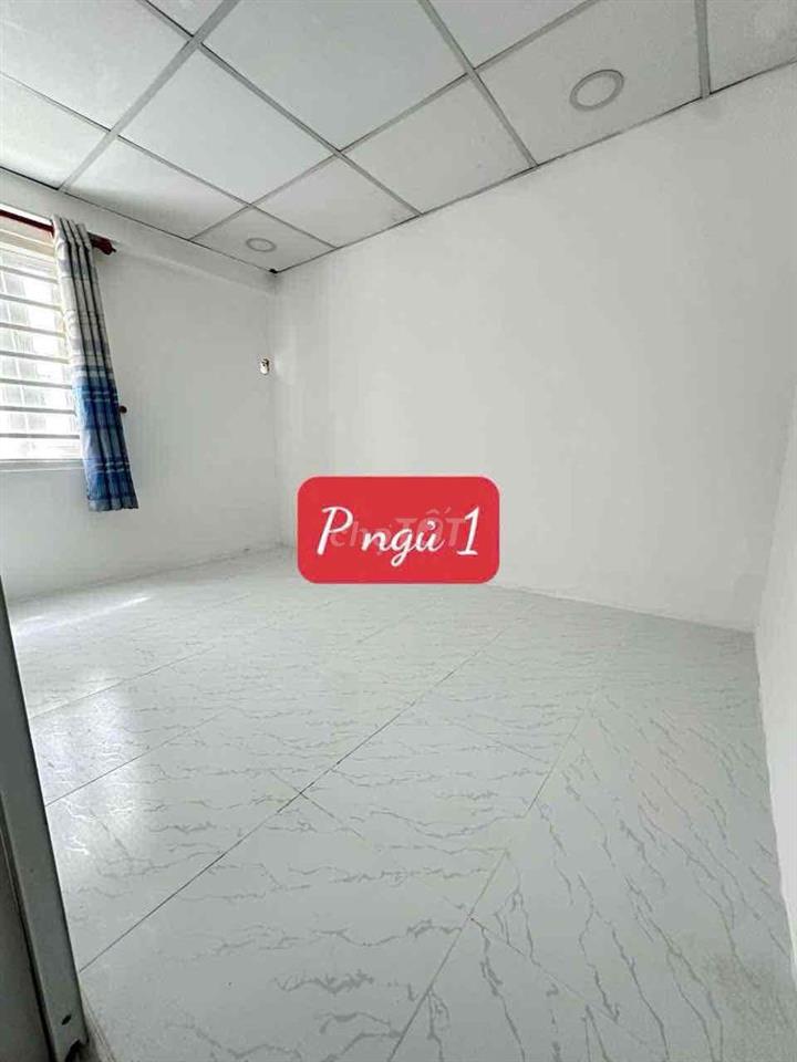nhà ngay chợ thạnh xuân . hà huy giáp . 1 lầu 2 PN