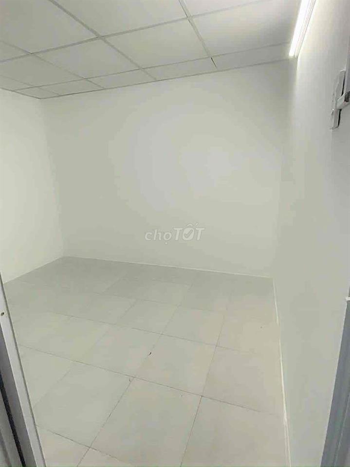 nhà nhỏ ngay ngã tư ga .hà huy giáp. Q12. 1 trệt 1 lầu .