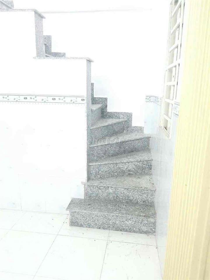 nhà nhỏ ngay ngã tư ga .hà huy giáp. Q12. 1 trệt 1 lầu .