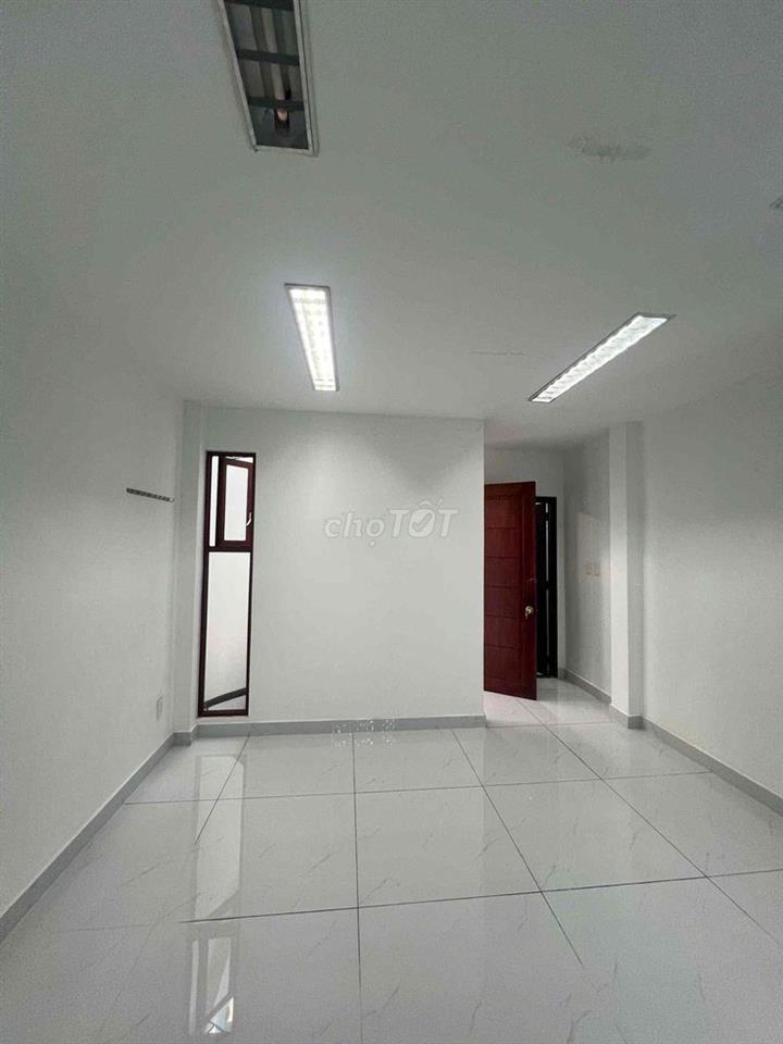 CẦN BÁN NHÀ XE Ô TÔ 7 CHỔ VÀO THẲNG TRONG NHÀ