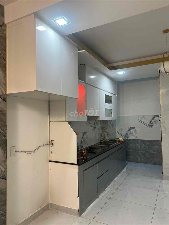 CẦN BÁN NHÀ XE Ô TÔ 7 CHỔ VÀO THẲNG TRONG NHÀ